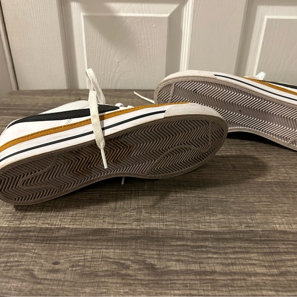 Women’s Nike shoes size 8 1/2 very good condition - Picture 2 of 3